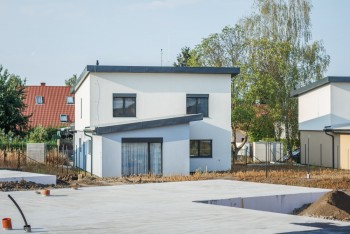 Další etapa domů roste  - a i bez deště!