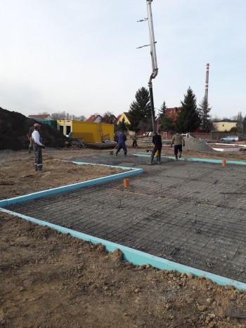 Betonáž základových desek u některých domů
