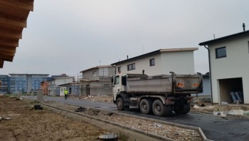 Pokládka finálních povrchů asfalt. komunikace