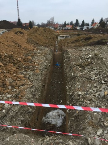 Probíhá ukládání potrubí dešťové a splaškové kanalizace