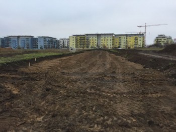 Probíhá ukládání potrubí dešťové a splaškové kanalizace