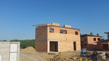 Hrubá stavba některých domů je na světě