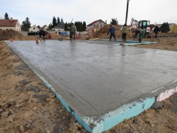 Betonáž základových desek u některých domů